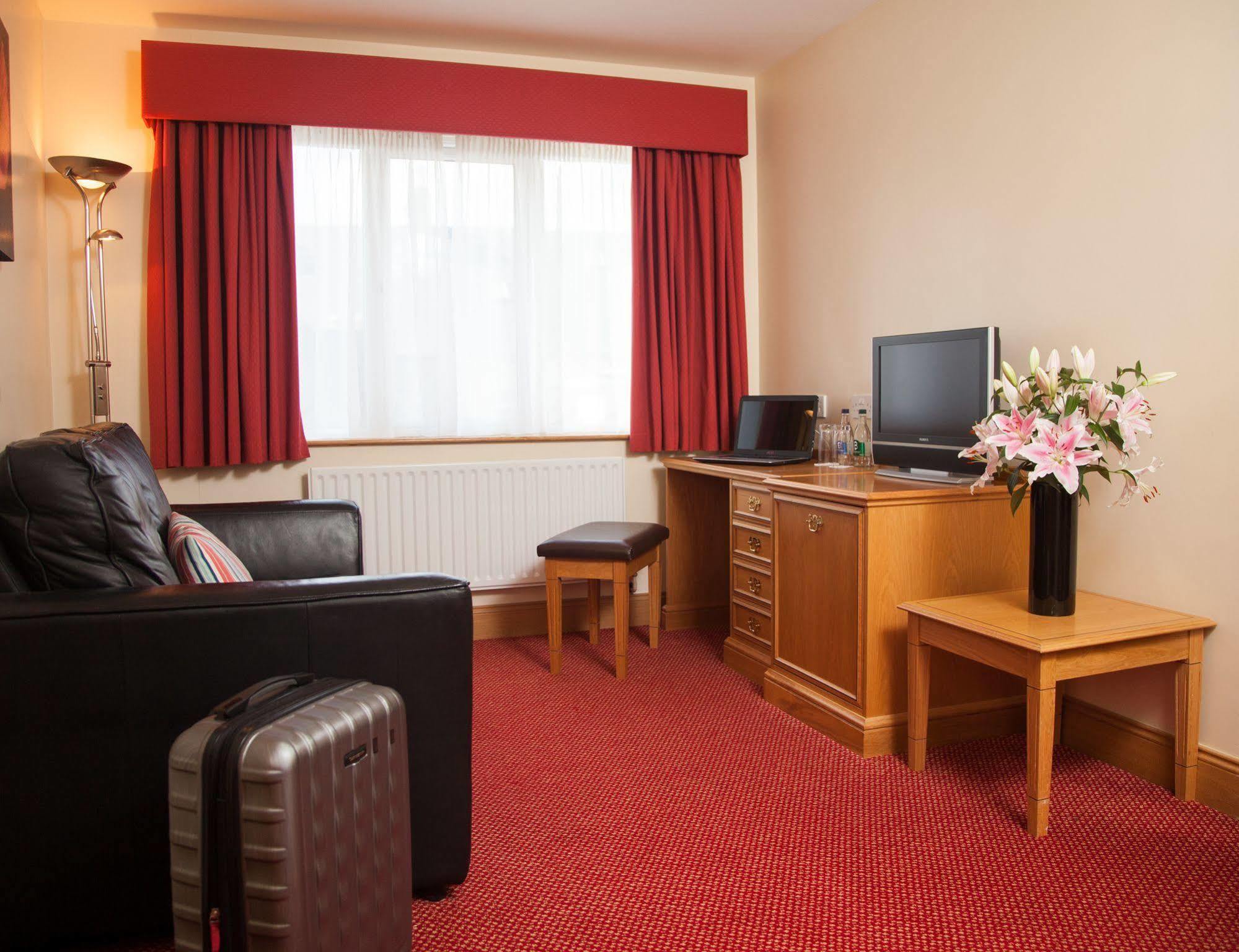Hotel Adelphi Portrush Exterior foto A typical hotel room