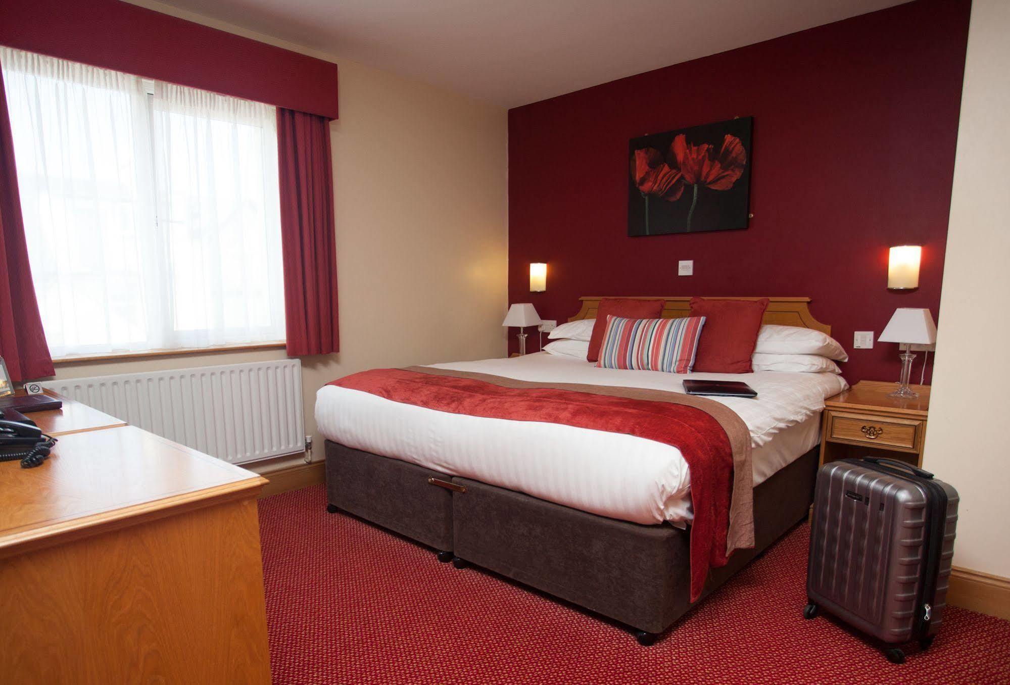 Hotel Adelphi Portrush Exterior foto A typical bedroom at the hotel